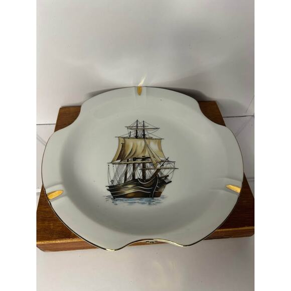 VINTAGE Ashtray Hand-Painted, WHITE CERAMIC, GOLD TRIM SAILIN - Picture 2 of 9